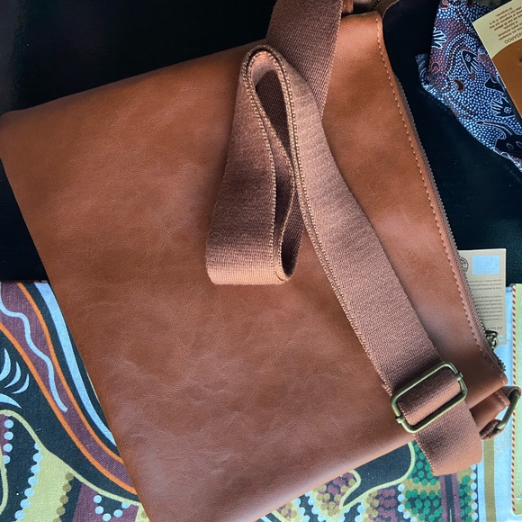 New “Outback Australian Shoulder Bag” Soft high-quality vegan/faux leather. - Picture 5 of 10